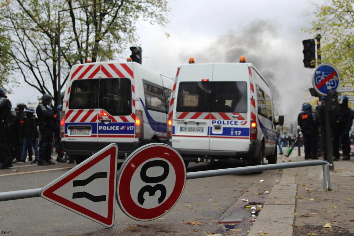 1er Gilet Jauniversaire - Camion de flics et rétrecissement de voie 16-11-19 PARIS